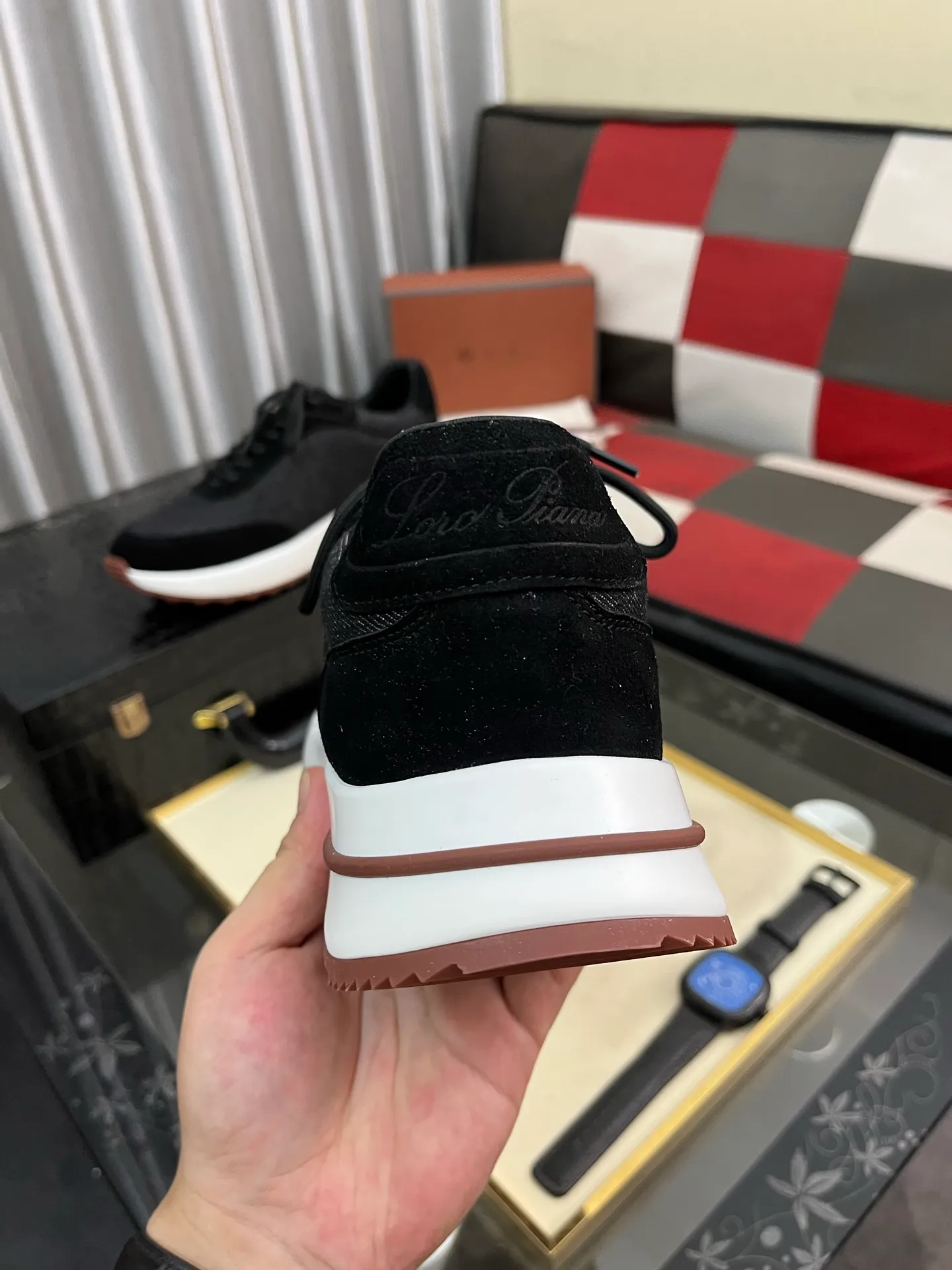 Men's shoes 💰458⌚️⌚️ Loro Pian* Loro Pian* casual shoes are made of cowhide frosted cowhide. Unique texture, simple and elegant, in line with Asian shoe lasts. Almond toe bar, apron style toe, drum-stitched upper. Same color stitching details. Slip-on style for easy on and off. Original color full cowhide lining. The insole is decorated with the 🈶️ brand logo. The original open-molded TPU raw rubber outsole. The soft rubber sole has super grip performance. Comfortable and casual style. You can create 🉑casual🉑formal urban style at will!  Code number: 38-44